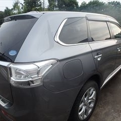 三菱のアウトランダーPHEV（DLA-GG2W）：傷の修理方法と費用　右フロントフェンダ、右フロントドアパネル、右リアドアアウタパネル他交換　部品代金165,080円/右フロントアウタピラー板金、フロントバンパーフェイス他脱着、塗装　作業工賃215,180円/合計金額（税込）232,395円