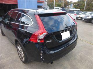 ボルボのV60（DBA-FB4164T）：傷の修理方法と費用 左テールランプ交換  部品代金38,400円／リアバンパー脱着修理費用、バックパネル修理費用、塗装 作業工賃130,000円／合計金額（税込）181,872円